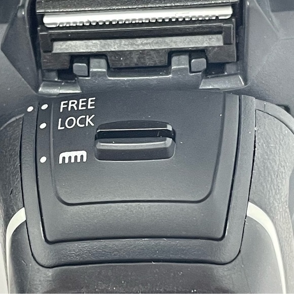 Panasonic Eletric shaver with case - Picture 6 of 14